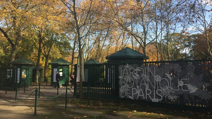  L’appellation « Jardin Botanique de la Ville de Paris » est un ensemble de quatre jardins parisiens auquel appartient le Parc Floral de Paris, avec les serres d’Auteuil, le Parc de Bagatelle et l’Arboretum. © Léna Hespel 